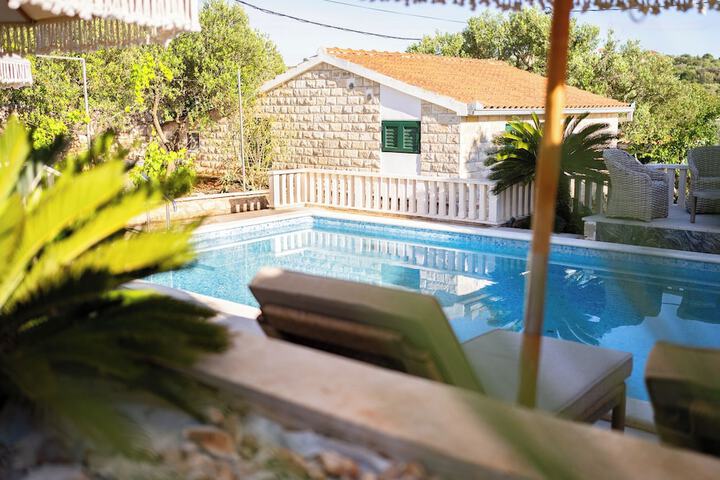 Pool 90 of 133
