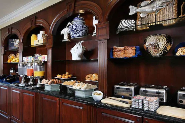Breakfast area