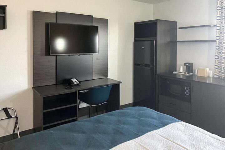 1 Queen Bed Micfridge (6 of 14)