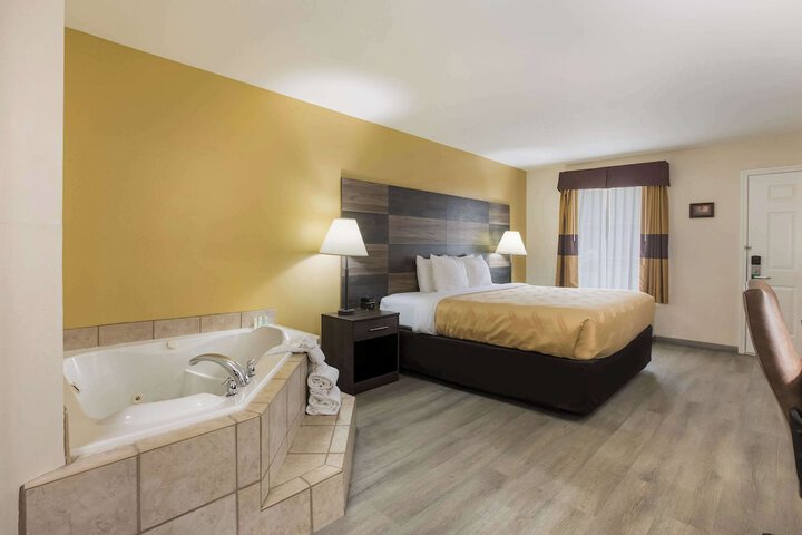 1 King Bed (10 of 20)