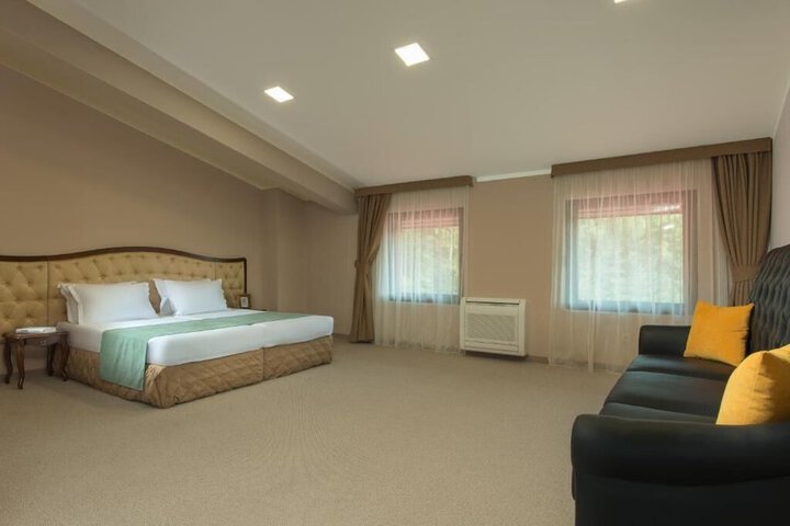 Room 10 of 38