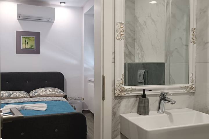 Room 4 of 25