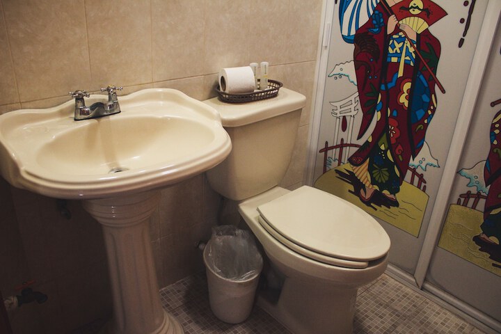 Room 7 of 8