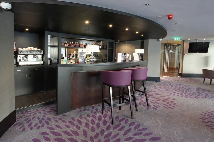 Lounge 75 of 90