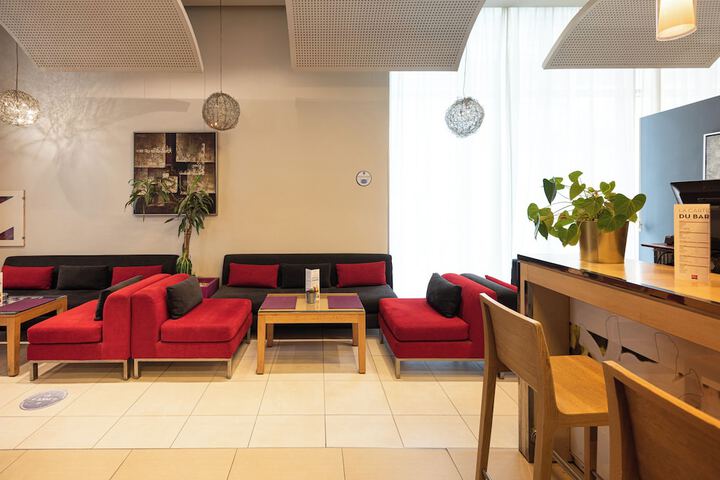 Lounge 111 of 143