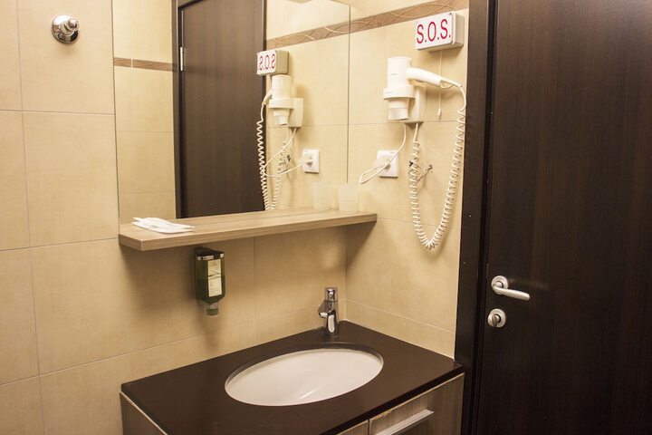Room 27 of 40