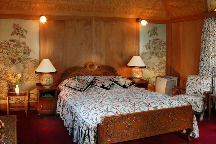 Room 6 of 28