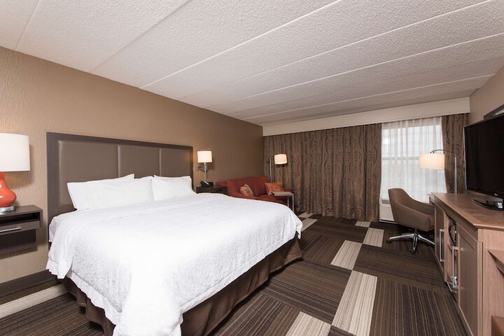 1 King Bed with Chaise (10 of 20)