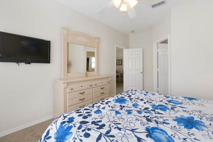 Room 8 of 33
