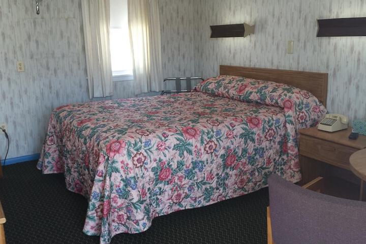 Standard Single Queen Bed (5 of 5)