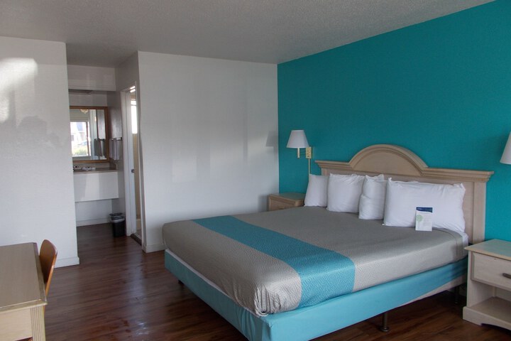 1 King Bed (3 of 13)