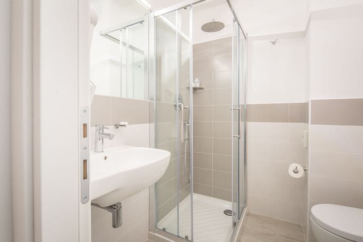 Room 15 of 25