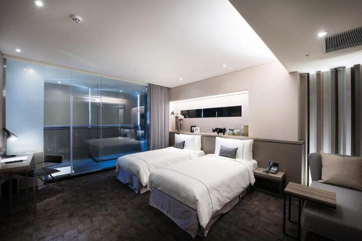 Room 16 of 32