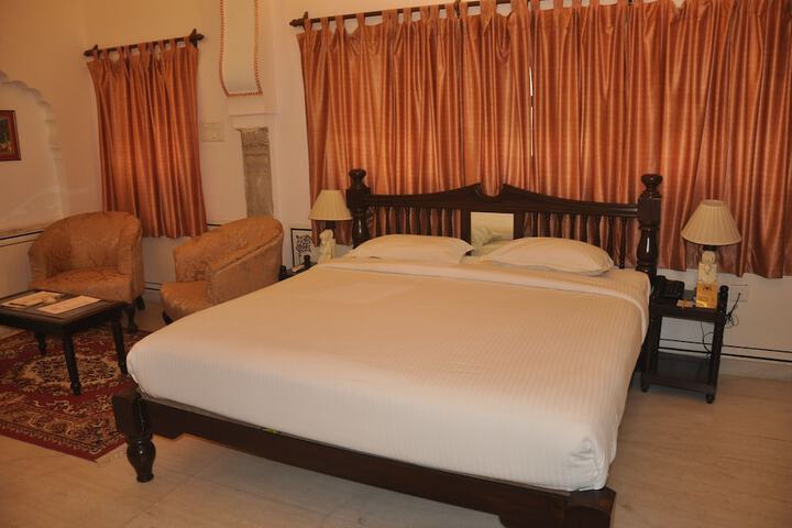 Room 8 of 33