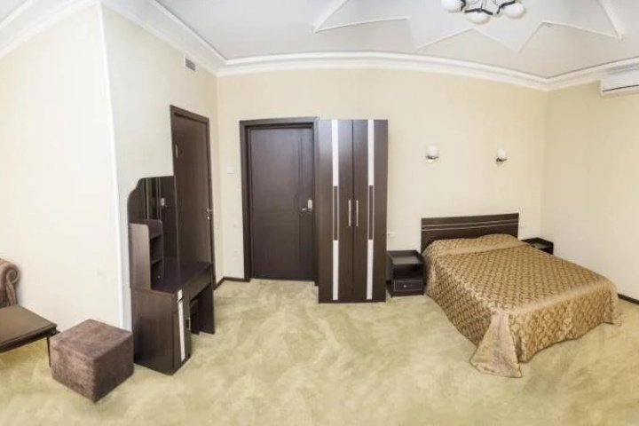 Room 4 of 19