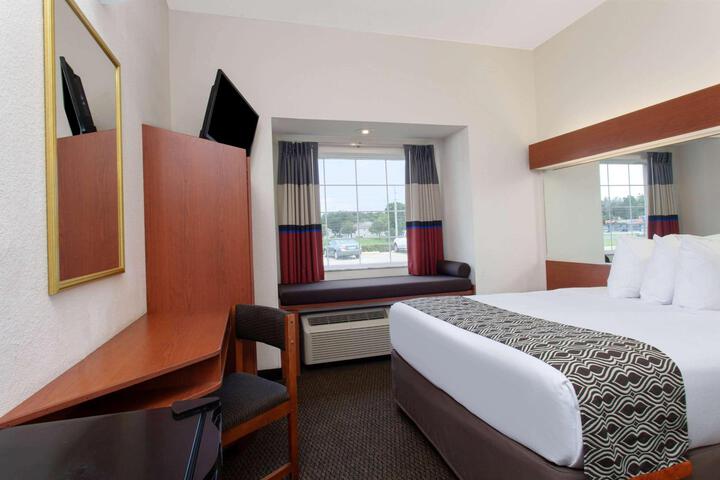 1 Queen Bed Accessible Room (33 of 34)