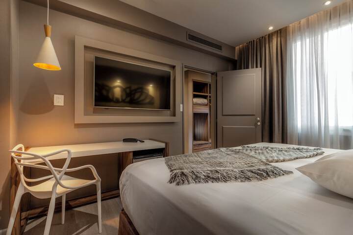 Room 6 of 27