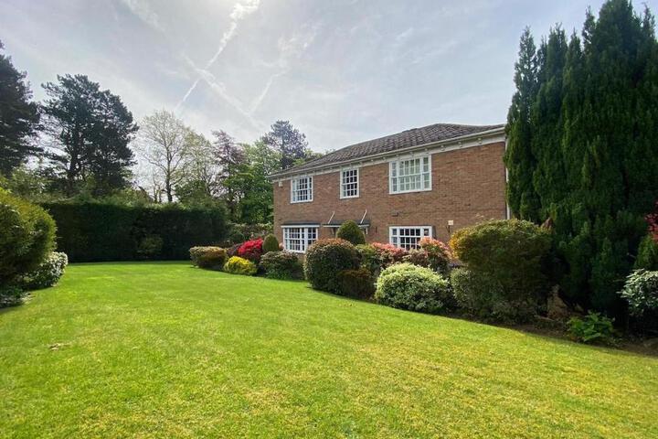 Spacious 4-Bedroom House with Garden