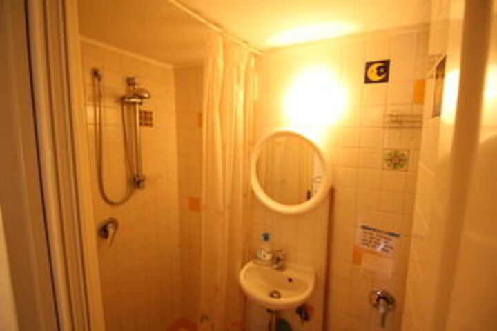 Room 5 of 33