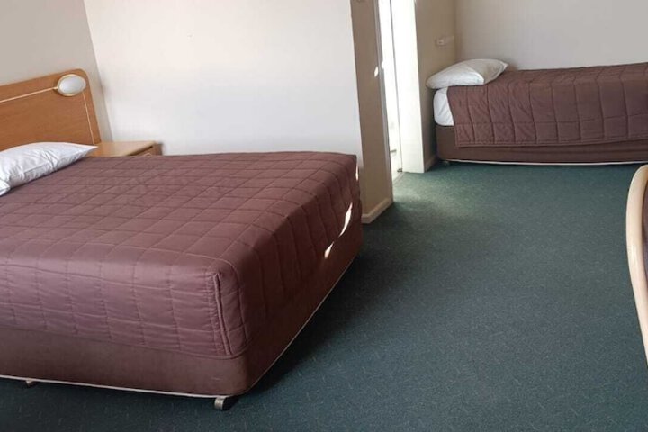 Room 4 of 28