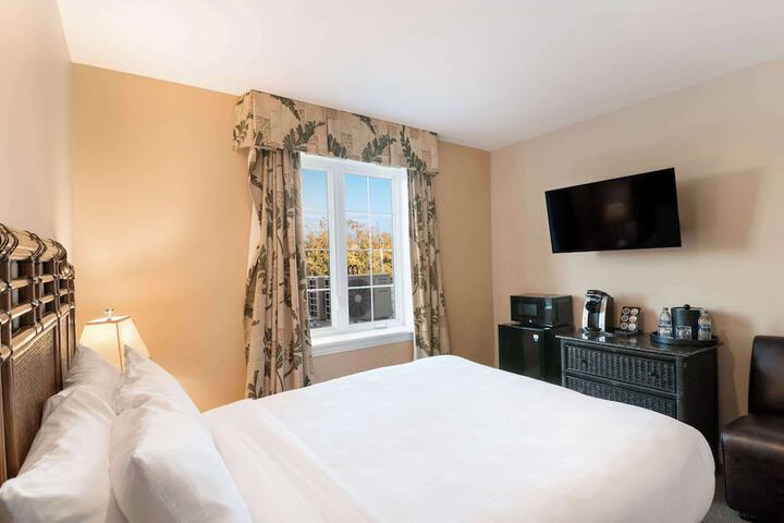 1 Queen Bed (4 of 15)
