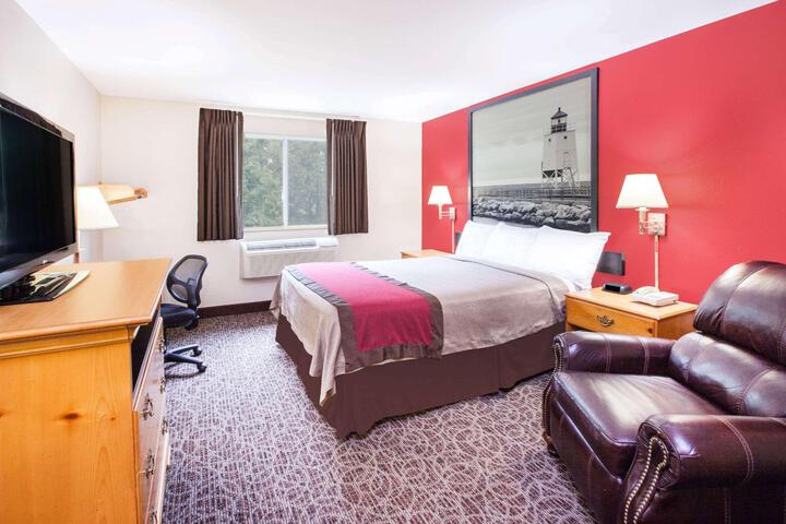1 Queen Bed Mobility Accessible (3 of 10)
