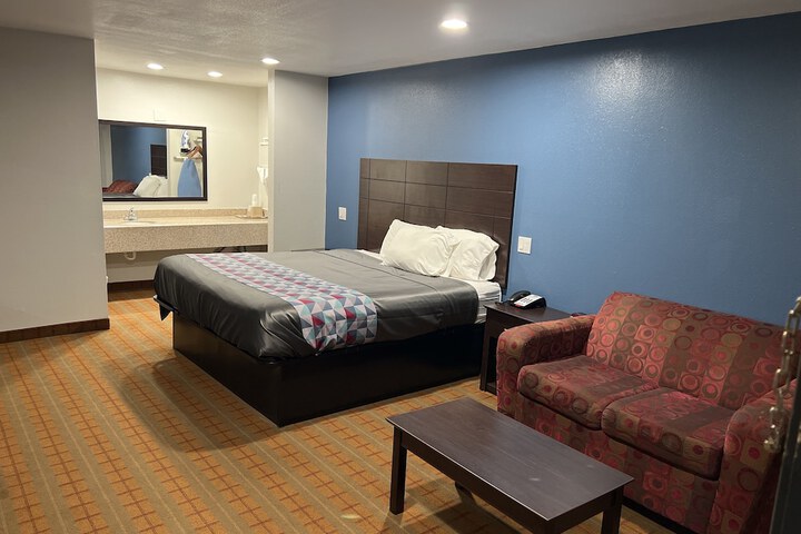 1 King Bed (6 of 7)