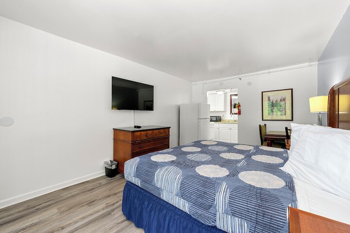 Premium Studio 1 King Bed Kitchenette (13 of 16)