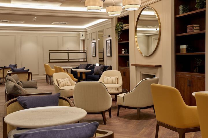 Lounge 34 of 47