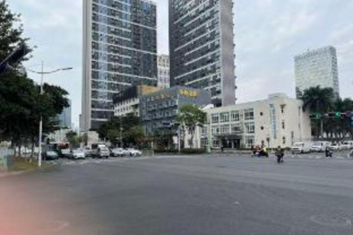 Shenzhen Hualing Hotel (Nanshan Nanyou Clothing City Nanyouxi Subway Station)