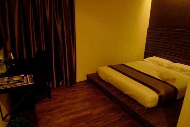 Room 9 of 32