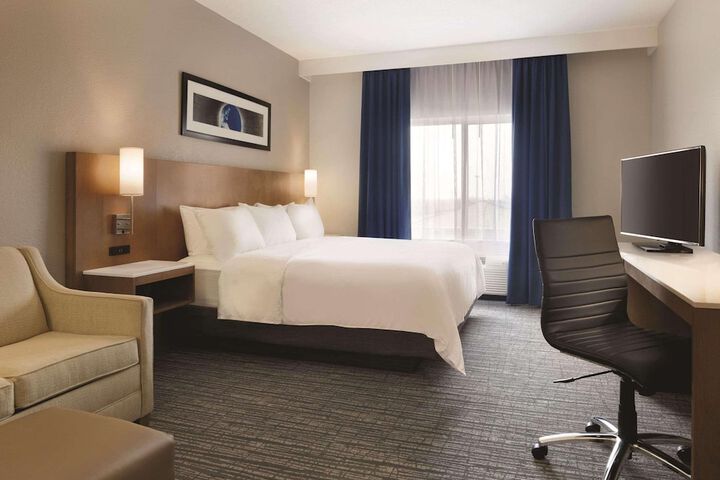 1 King Bed Mobility Accessible with Bathtub (7 of 7)
