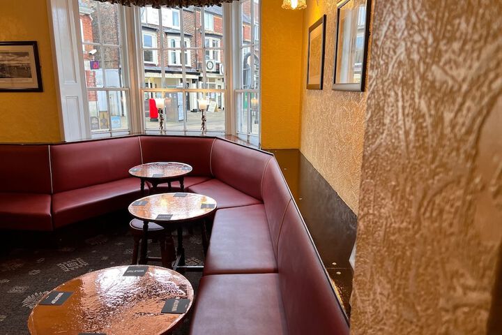 Lounge 17 of 21