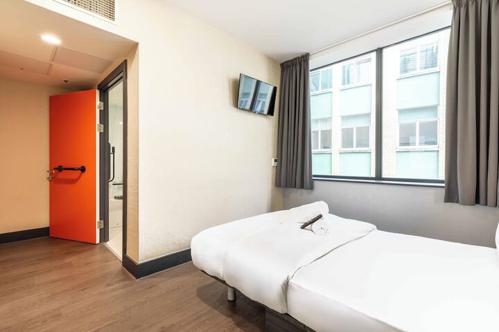 Room 17 of 37