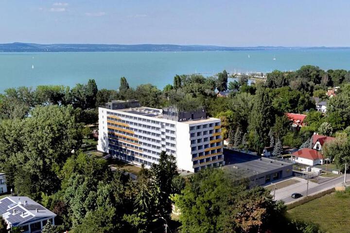 Lelle Hotel