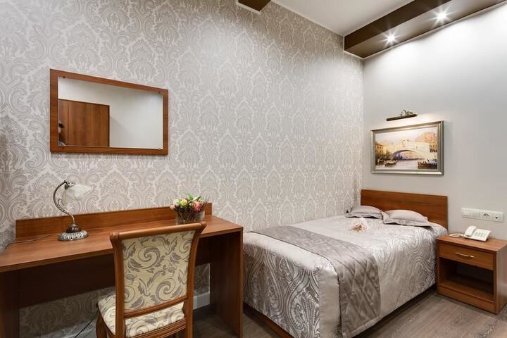Room 9 of 10