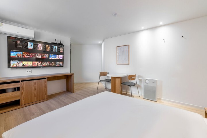 Room 20 of 177