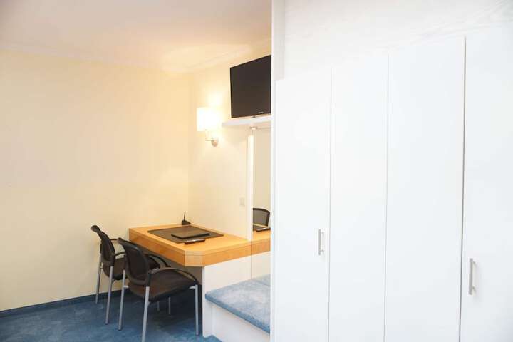 Room 9 of 12