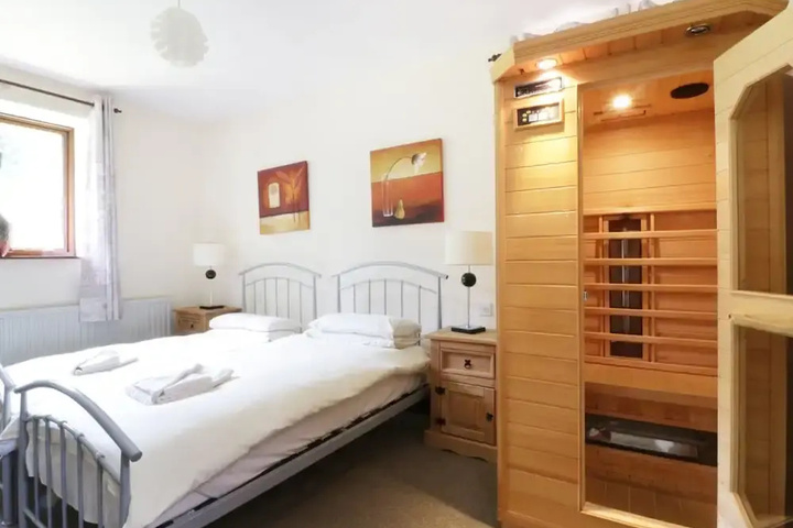 Room 2 of 10