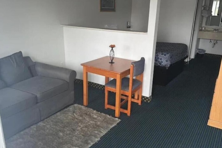 Room 4 of 18