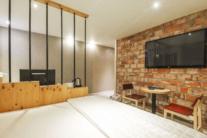 Room 11 of 33