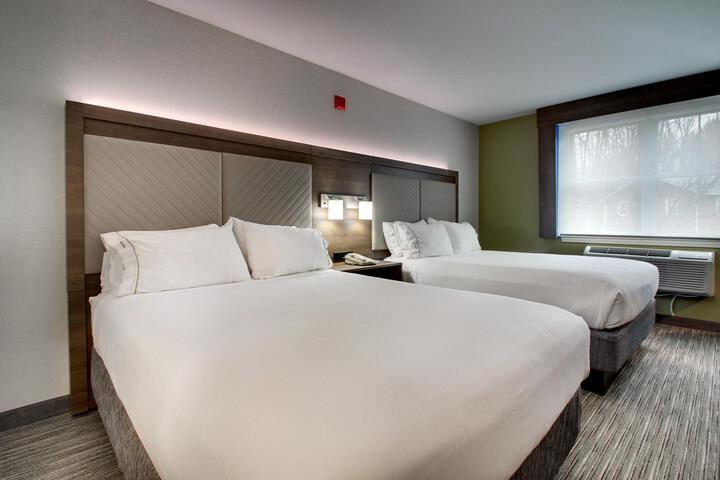 2 Queen Beds (1 of 7)
