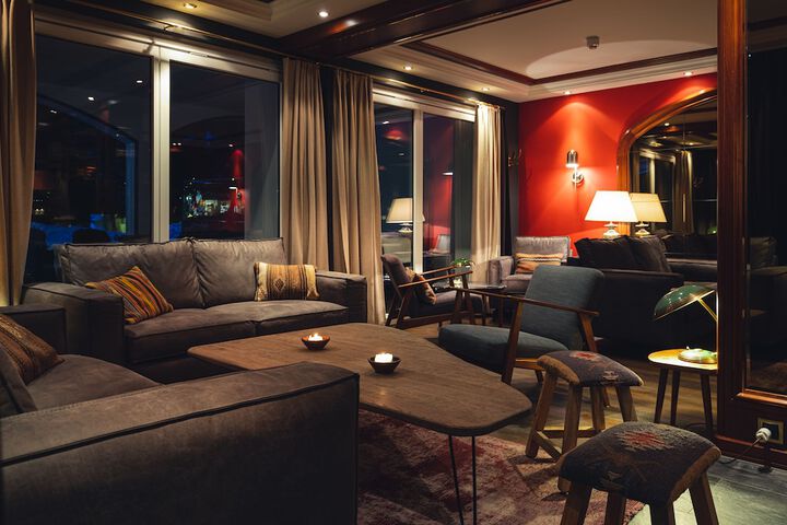 Lounge 80 of 90