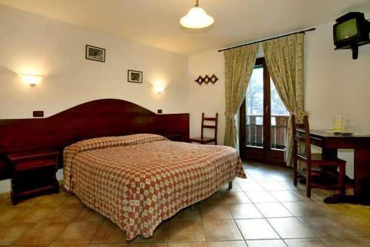 Room 2 of 38