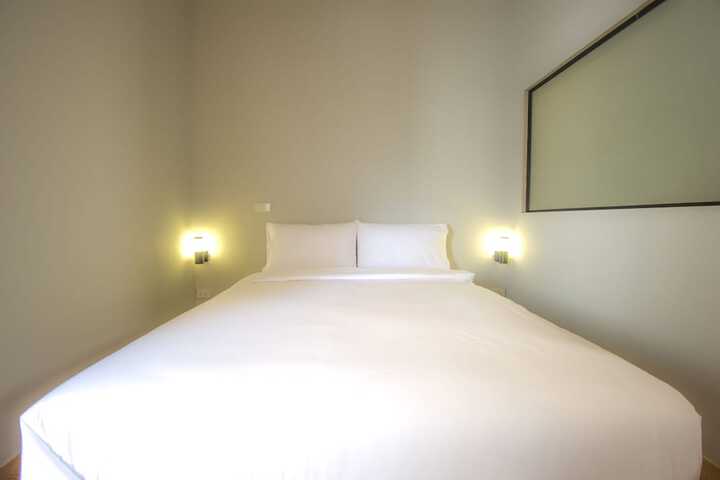 Room 9 of 68