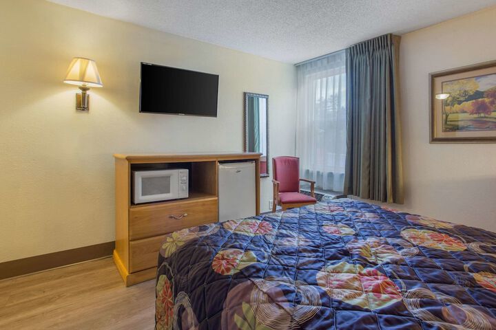 1 Queen Bed (4 of 20)