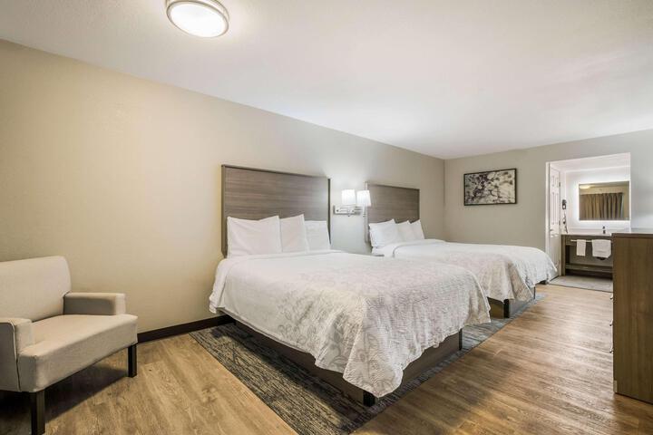 2 Queen Beds (4 of 12)