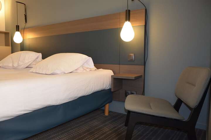 Room 13 of 76