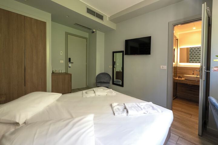 Room 51 of 200