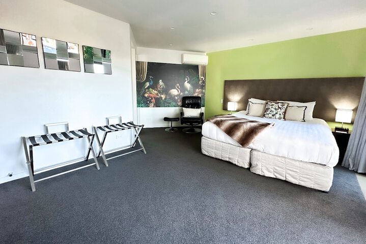 Room 25 of 77